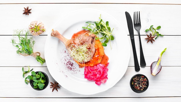 Talerz z kolorowym daniem na stole